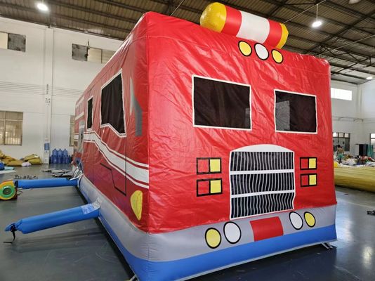 赤と青の充気車 跳び屋 消防車 ジャンピングキャッスル