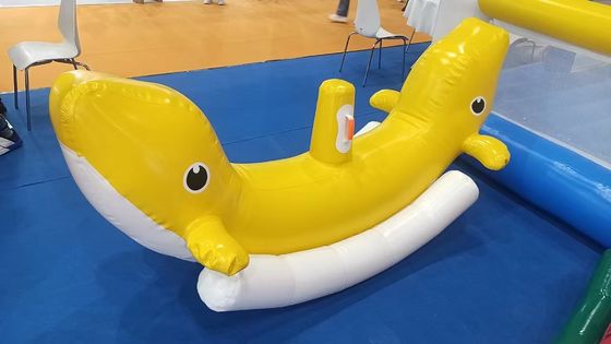 柔らかい黄色のイルカのおもちゃ 室内遊び場用の充気型ゲーム