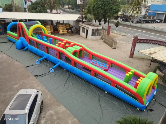 虹色 - 活気に満ちた、楽しいインフレータブル障害物コース