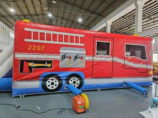 赤と青の充気車 跳び屋 消防車 ジャンピングキャッスル